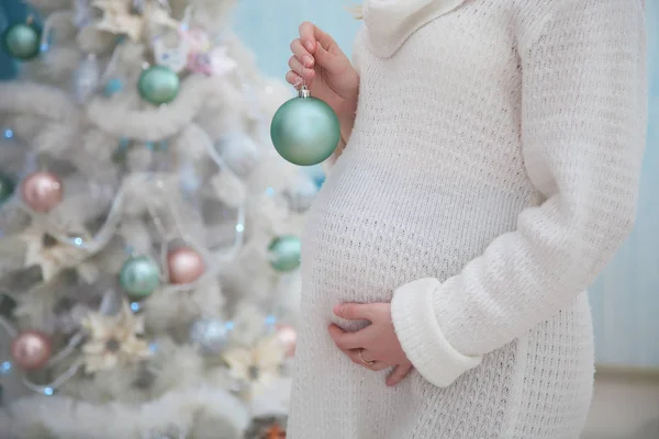 Ventre d'une femme enceinte avec arbre de Noël — Photo