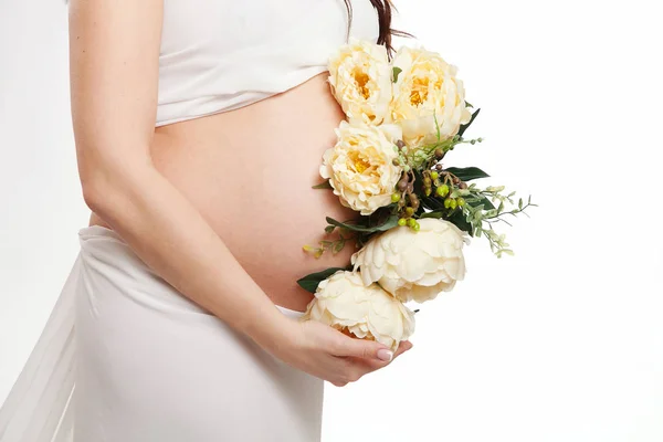 Břicho Těhotné Ženy Bílých Šatech Květinami Novorozená Dívka — Stock fotografie