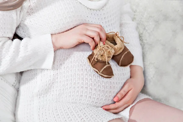 Ventre Une Femme Enceinte Chandail Blanc Les Mains Mère Tenant — Photo