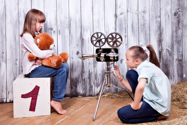Děti Retro Filmovou Kamerou Stock Fotografie