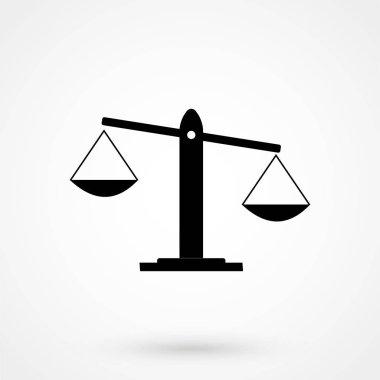 Beyaz arka planda siyah adalet ölçek simgesi
