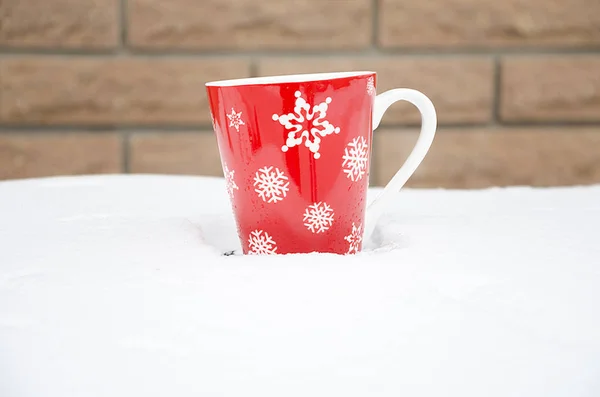 Taza roja en la nieve — Foto de Stock