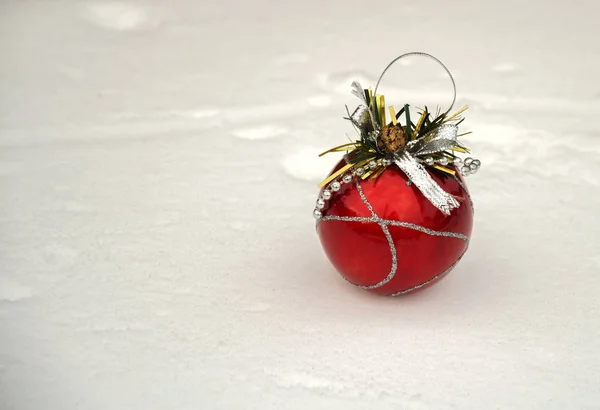 В снегу Рождественская мишура — стоковое фото