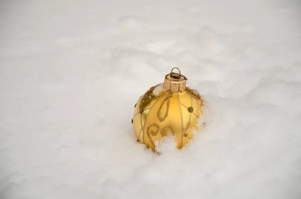 In de sneeuw kerst klatergoud — Stockfoto