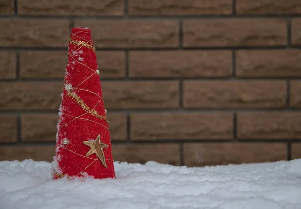 В снегу Рождественская мишура — стоковое фото