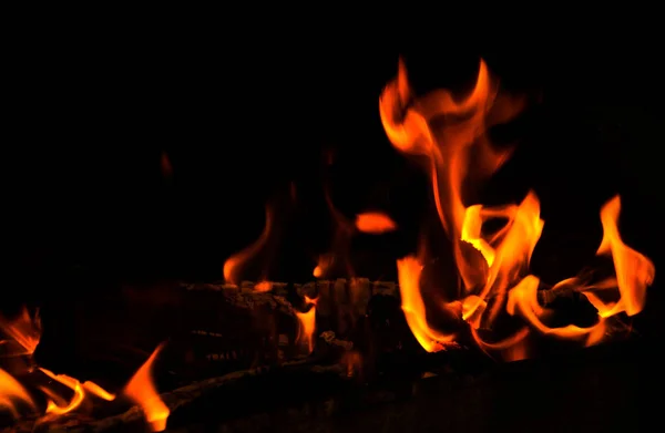 Schöne Flamme des Feuers — Stockfoto
