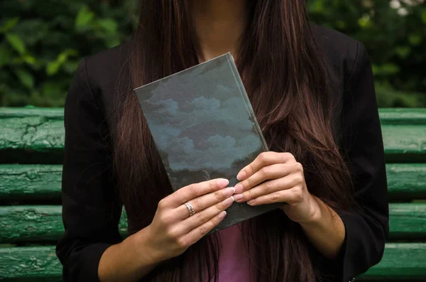 Libro verde en sus manos — Foto de Stock