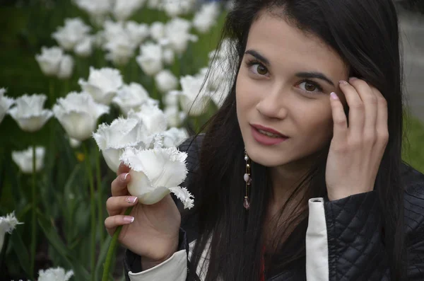 Девушка с белыми тюльпанами — стоковое фото