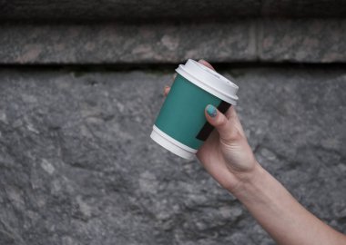 El ile bir bardak sıcak içecek