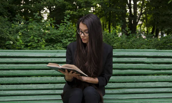 kitap ile genç kız