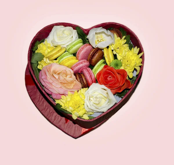 Caja Regalo Con Macarrones Pasta Brillante Flores Brillantes Rosas Crisantemos — Foto de Stock