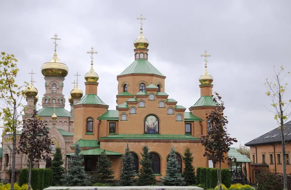 Крест и купол православной церкви — стоковое фото
