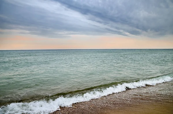Вечерний берег Черного моря — стоковое фото