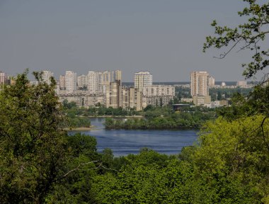 Nehir ve modern şehir manzarası