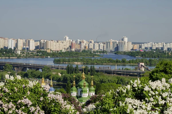 Красивый вид на город Киев с ботанического сада — стоковое фото