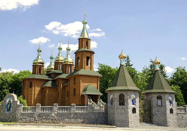 Pravoslavná církev ze stromu — Stock fotografie