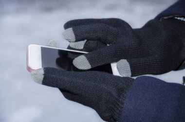 Gadget'ı bir kız kış elinde