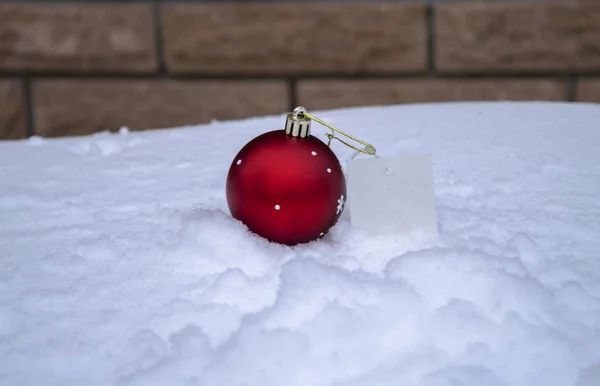 Рождественское украшение в снегу — стоковое фото