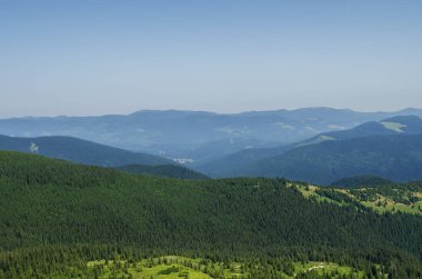 Karpat Dağları arazi ve orman.