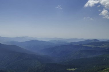 Karpat Dağları arazi ve orman.