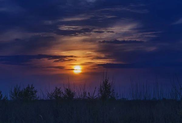 Puesta de sol en la noche de verano — Foto de Stock