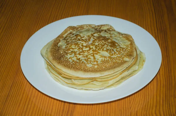 Crêpe sur une assiette blanche — Photo