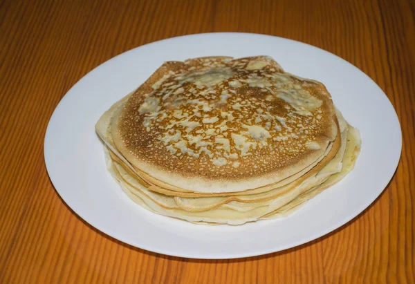 Panquecas em um prato branco — Fotografia de Stock