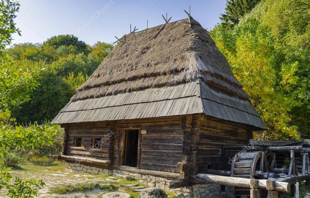 Historiquement ancienne maison en bois — Photographie victoria2305