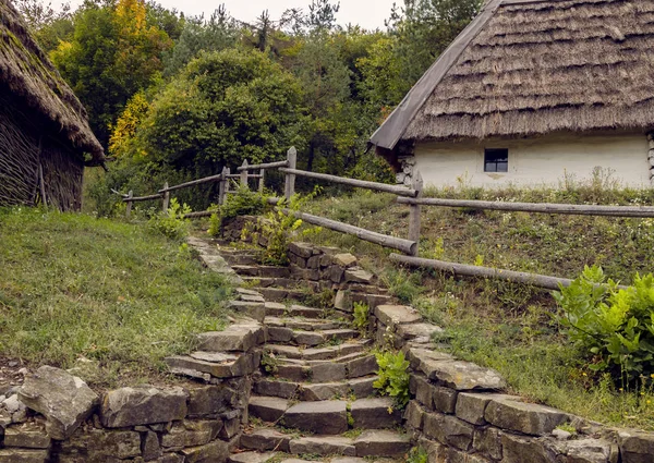 Eski evine antik bir merdiven