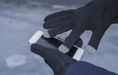 Eldiven elinde telefonu tut