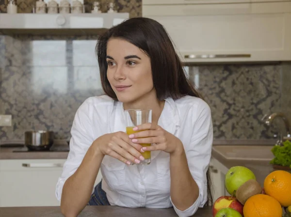 Vacker flicka dricker apelsinjuice — Stockfoto