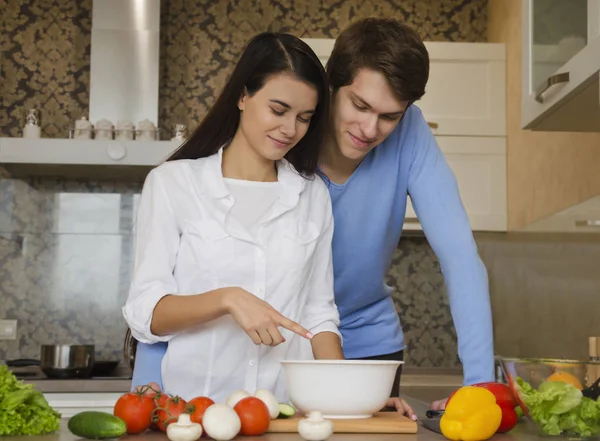 Chica y chico en la cocina — Foto de Stock