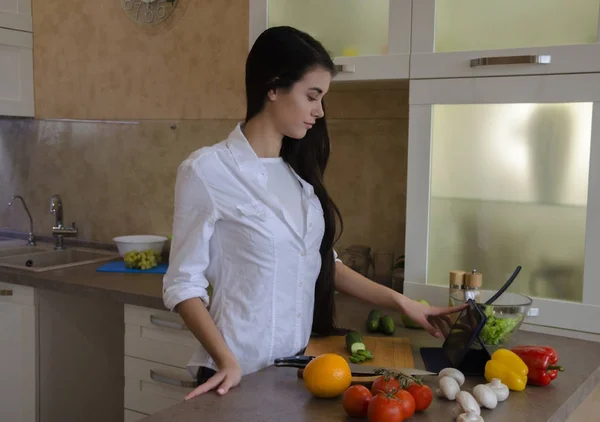 Ung flicka med gadget kök — Stockfoto