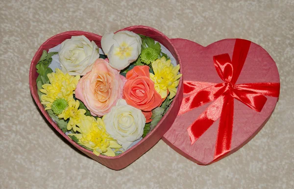 De doos van de gift in de vorm van een hart — Stockfoto