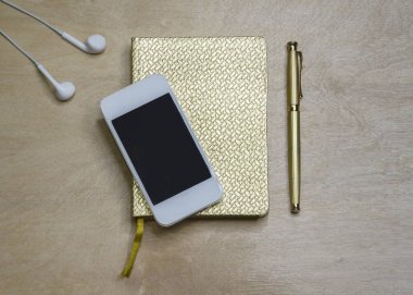 kalem kalem ve telefon ile altın not defteri