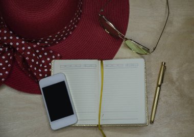 kalem ve telefon ile altın yastığı