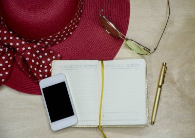 kalem ve telefon ile altın yastığı