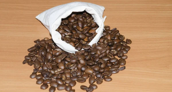 Granos de café tostados en una bolsa — Foto de Stock