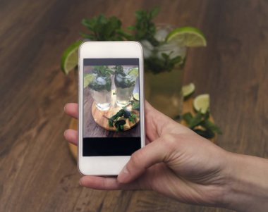 iç bir yudum nane ve limon ile