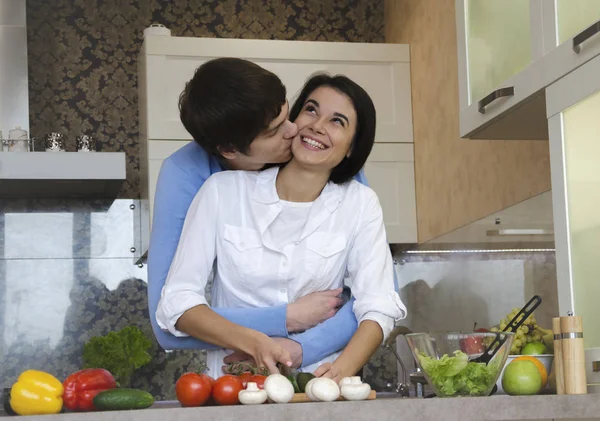 Hermosa pareja joven en la cocina — Foto de Stock