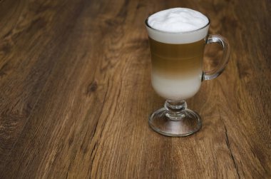 Kahve içecek güzel bir kap içinde