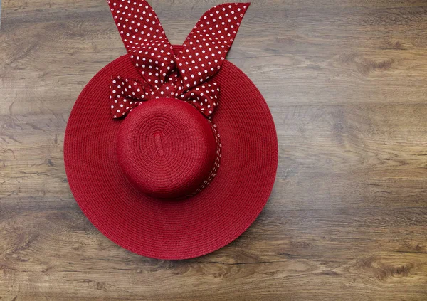 Chapeau femelle rouge — Photo
