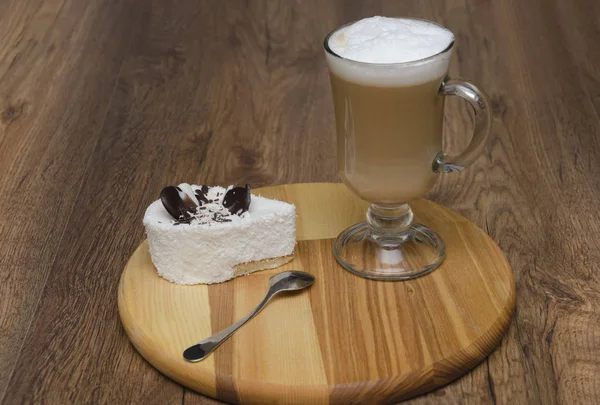 Кофейный напиток в красивой таре — стоковое фото