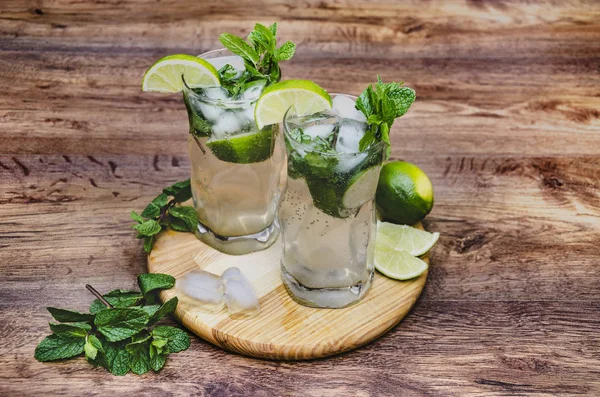 Dricka med mynta och lime — Stockfoto