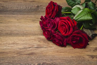 Ahşap arka planda kırmızı güller