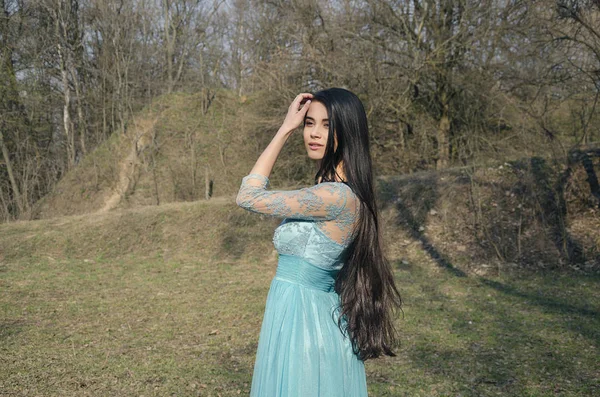 Девушка в лесу в красивом платье — стоковое фото