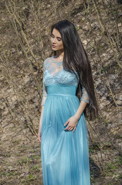 Девушка в лесу в красивом платье — стоковое фото