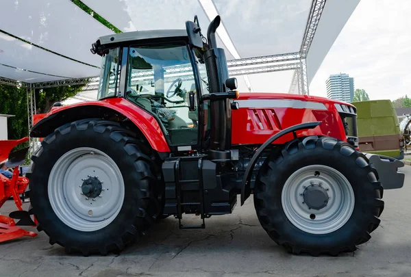 Červený traktor pro zemědělské práce — Stock fotografie