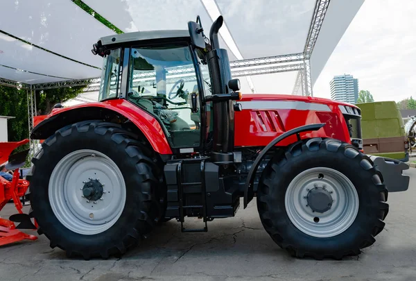 Trattore rosso per lavori agricoli — Foto Stock