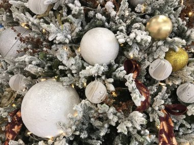 Noel ağacı süslemek için güzel bir balo Noel ve yeni yıl için süslü süsler.